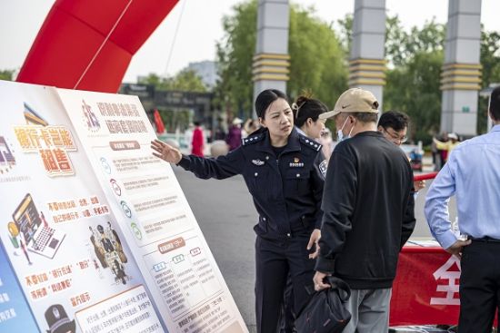 民警向民众宣传防范知识。