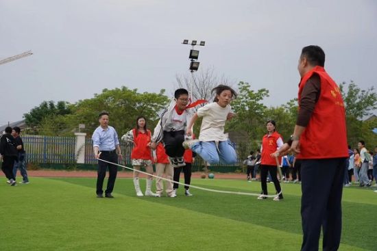 志愿者陪孩子跳绳。