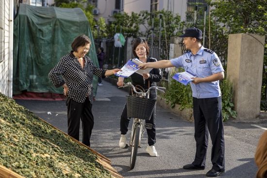 民警宣传反诈知识。