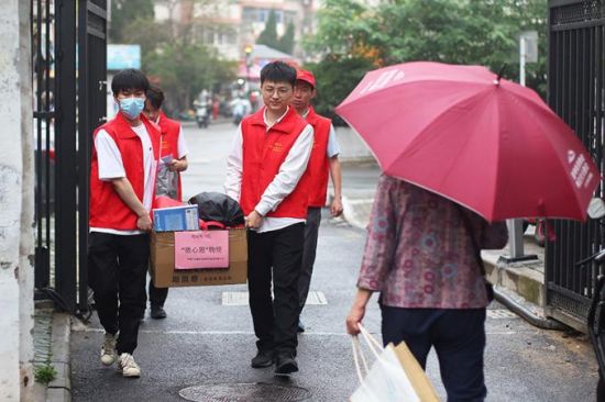 5月30日,中建三局基建投公司华东分公司“基础爱立方”志愿者们来到南京市鼓楼区宝塔桥街道,为这里的困境儿童送去他们许下的“微心愿”。中新社记者 泱波 摄