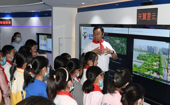 淮阴区分公司工会主席童飞为小朋友们介绍了通信发展史、摩斯电码以及无人机方舱等5G创新应用。