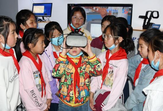 孩子们体验VR眼镜,这次活动为他们打开了眼界。(桂宝林 张家艳 张晓梅)