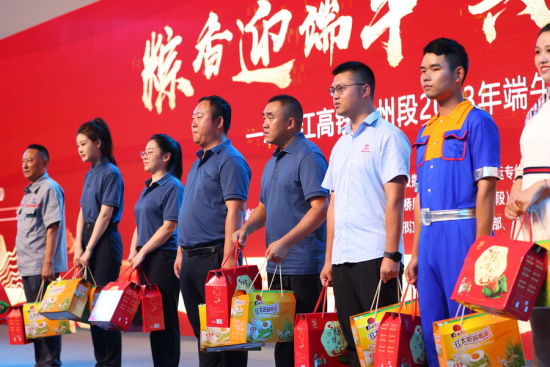 向建设者赠送端午礼包。中新社记者 泱波 摄
