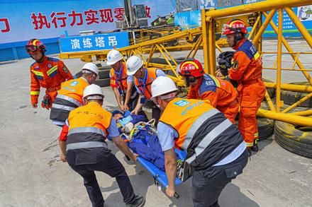 6月20日,以“人人讲安全 个个会应急”为主题的建设工程安全生产事故应急救援演练暨安全生产标准化现场观摩会举行。