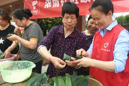 大家一起包粽子话民俗。(桂宝林 孙信政 张晓梅)