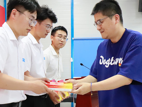 活动现场还宣读了物资设备关键岗位人员廉洁建设相关文件,为物资设备岗位廉洁监督员、工人监督员颁发聘书,赠送廉洁书籍,组织签订廉洁从业承诺书。(黄茹月)