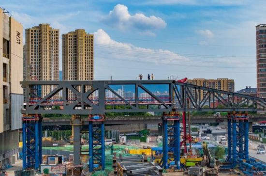 近日,南京燕子矶过街天桥在不影响城市主干道通行的情况下顶推成功。中新社记者 泱波 摄