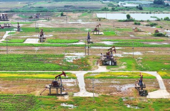 江苏油田建立了全覆盖的环保监控体系,实现远程实时监控、预警分析和应急联动,并强化湖区集输管线升级防腐等级,构建坚固的环境风险防控体系。