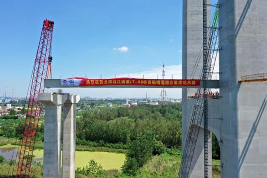 8月31日,随着一榀52.75米长的钢梁稳稳架设在龙潭长江大桥北主塔和北引桥N1#桥墩支座垫石上,由中铁大桥局集团承建的龙潭过江通道北引桥首孔钢梁成功架设。