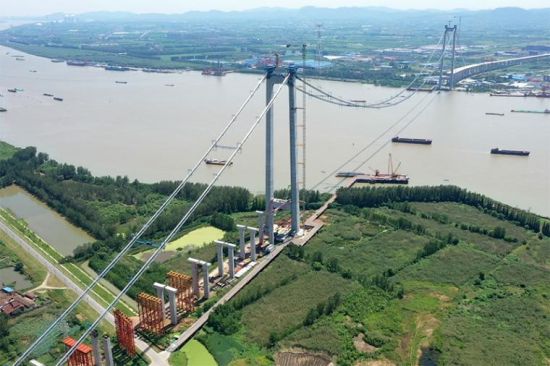 此次钢梁架设施工吊装作业频繁、高度较高,施工难度大。