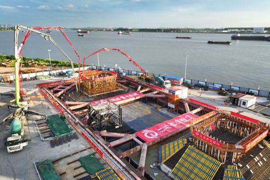 8月31日,由中国铁建大桥局承建的张靖皋长江大桥北航道桥北索塔承台混凝土浇筑施工顺利完成。许丛军 摄