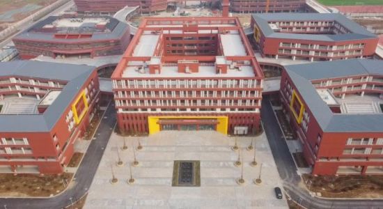 该项目包括2幢4层教学楼,1幢5层行政综合楼,1幢5层教育服务综合楼,4间门卫室,标志塔楼高度40.6米,风雨连廊2层。