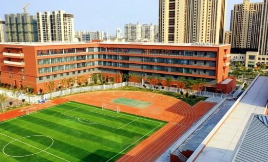 室外附属包含操场、球场、园林景观绿化、管网、道路、公共厕所等。