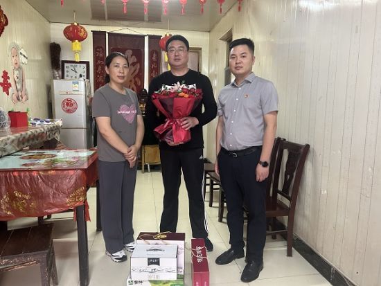 团结社区新时代文明实践站慰问“身边好人”。