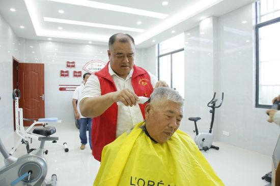 沙浦村志愿者为村民免费理发。