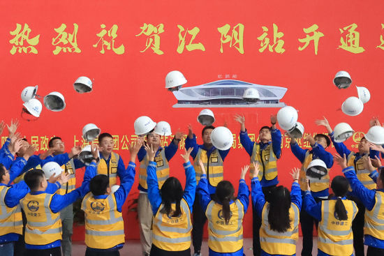 中铁建工建设者在江阴站开通仪式上合影。