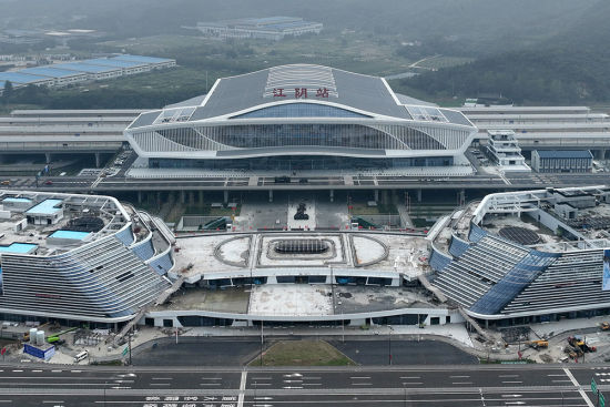 江阴站由中铁建工集团承建,是沪宁沿江高铁沿线面积最大的新建车站。