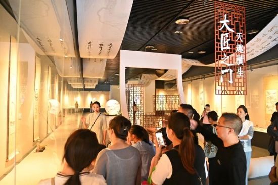 《大匠之门 天趣横生—齐白石及其师友书画展》展出32件精品馆藏文物。