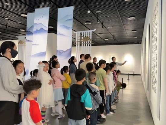 《无尽藏—盐城市美术馆馆藏作品展》展出40件馆藏书法作品。