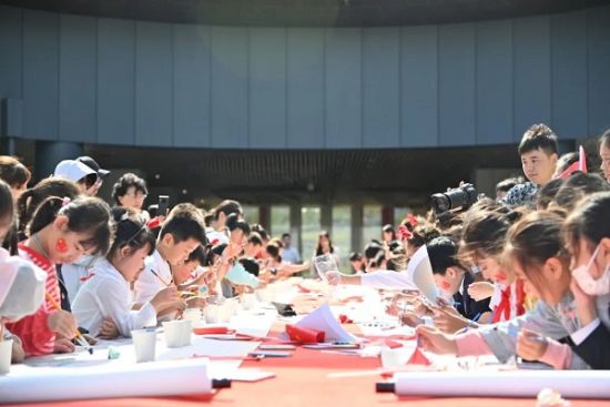 盐城市美术馆举行“大美盐城·图绘中国”国庆主题活动。