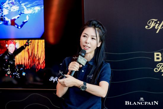 10月20日,江苏南京,宝珀BLANCPAIN五十噚腕表70周年展在德基广场二期精彩呈现。宝珀携手知名自然纪录片导演、水下摄影师周芳举行“宝珀五十噚与心系海洋”分享会。