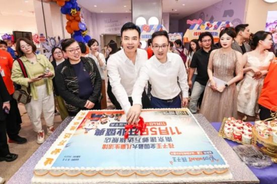 当天,孩子王全国最大全龄段儿童生活馆旗舰店在南京建邺万达广场开幕,打造既能满足亲子家庭一站式购物需求,又能提供社交互动、寓教于乐等系列成长服务的新业态。