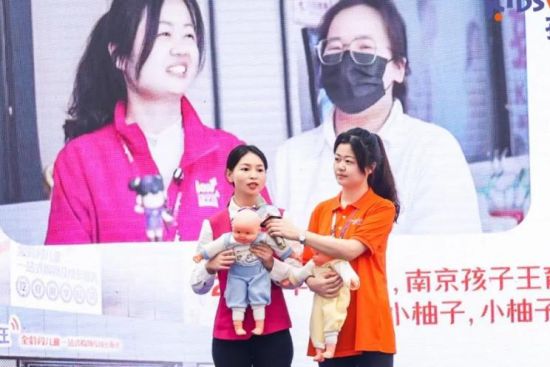 孩子王育儿顾问杨娟娟和黄金芳给大家带来了一堂“海姆立克急救法”演练课程。
