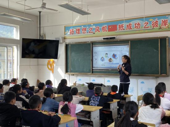 志愿者还结合项目学校实际,带着孩子们一起体验绘画、音乐、美术、自然等课程,在陪伴的同时引导孩子们树立正确的人生价值观。