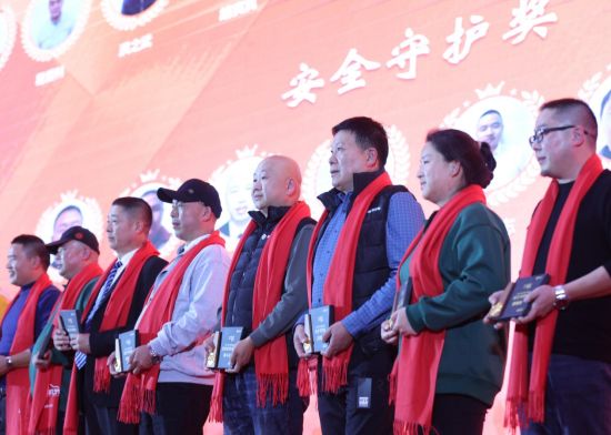 93名江苏司机获“优秀党员司机奖”“安全守护奖”“卓越贡献奖”“温暖传递奖”等表彰。
