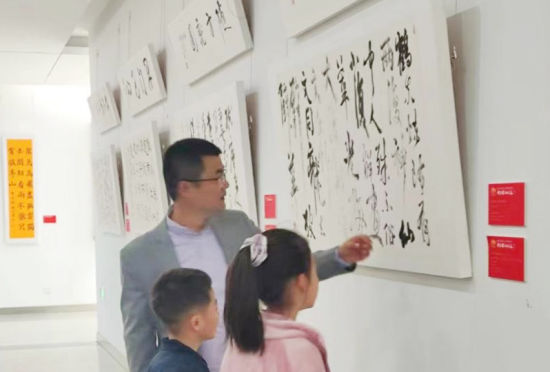 11月18日,献礼70周年校庆衡志书法作品展在南京交通职业技术学院图书馆开展。