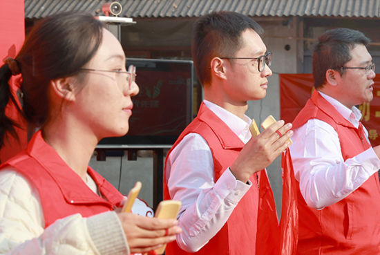 街道理论宣讲青骑兵和区道德典型先进事迹宣讲团成员等分别讲述了“感动中国”年度人物“磨刀老人”吴锦泉十年如一日磨刀捐款的善举、国家级非物质文化遗产传承人吴元新与蓝印画布印染的不解之缘等。许丛军摄