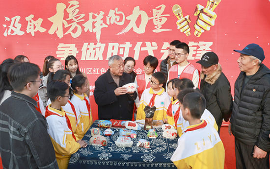 “汲取榜样的力量,争做时代先锋”活动举行。许丛军 摄