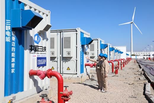 该项目占地面积126亩,装机容量为200MW/400MWh,是目前江苏容量最大的电化学储能站。