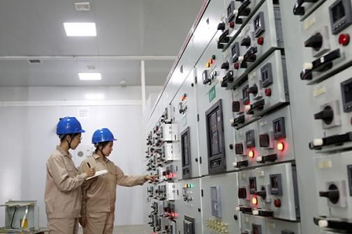 工作人员在丰储共享储能项目基地检查储能项目电气设备及并网线路,助力清洁能源并网消纳。