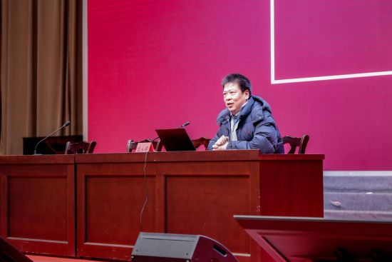 讲座由南京中医药大学特聘教授、心理学博士沈永健主讲,共吸引千余名学生参与。
