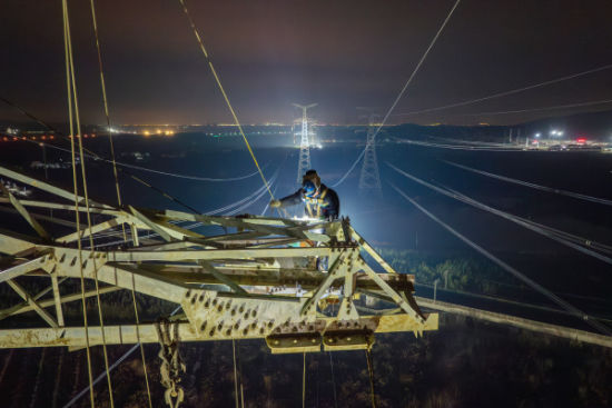 工作人员夜间作业,确保在建工程建设有序推进。
