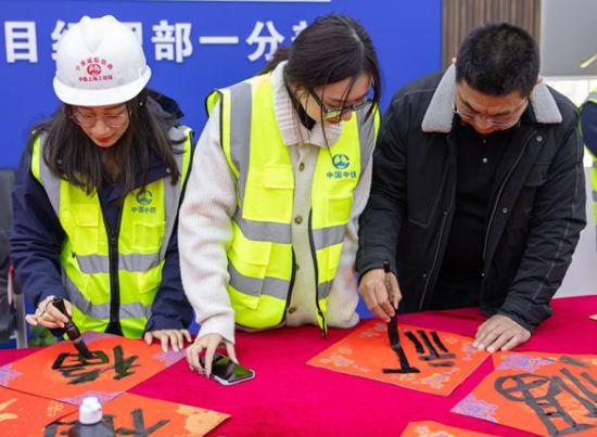 活动现场,书法老师们挥毫泼墨,书写着充满吉祥的祝福对联和“福”字。