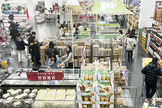 为了让会员吃得“安全可靠”,山姆建立了严苛的采购标准和品质控制体系,保证从源头到货架的系统品控。