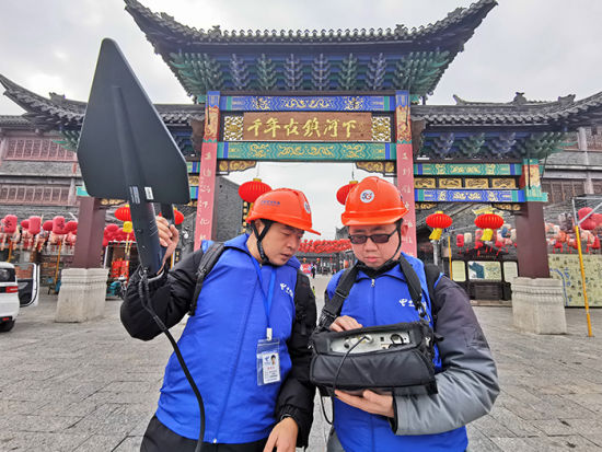 近日,江苏淮安,中国电信淮安分公司无线网络优化人员在千年河下古镇测试信号。
