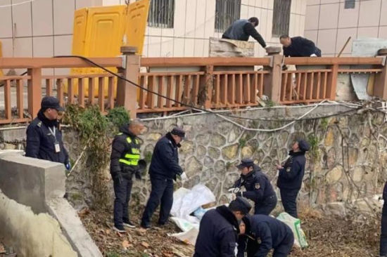 近日,南京市大光路街道城管联合行政执法局、城市治理公众委员开展“爱国卫生,清洁家园”卫生死角专项整治行动。