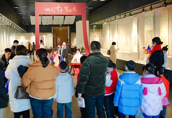 《“四”大才子贺新春——明代中期吴门书画特展》展出沈周、文徵明、唐寅、仇英等13位吴门书画家的33件精品佳作。