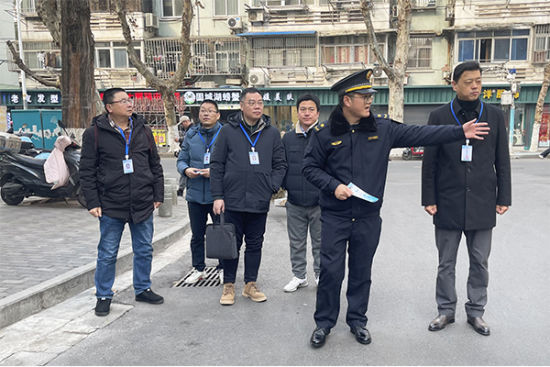 近日,南京大光路街道城管部门、城市治理公众委员及行政执法局,共同商议精细化管理方案。