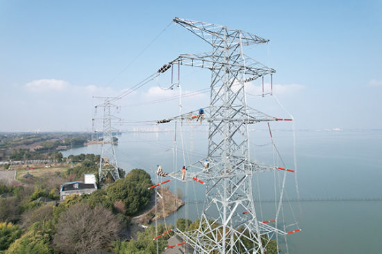 自工程开工以来,中铁十局参建项目部先后完成±800千伏锦苏线特高压电力线路迁改、±500千伏宜华线水上迁改等攻坚任务。