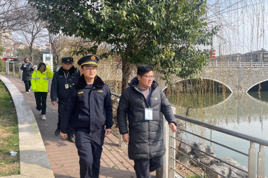 近日,南京市秦淮区大光路街道城管部联合行政执法局及街道公众委员前往护城河绿道巡查周边环保工作,并现场召开会议制定改进措施。