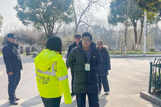 巡查过程中,大光路街道环保科、停车办等工作人员分别向公众委员介绍了香雅巷路边泊车情况、护城河周边环境整治情况。