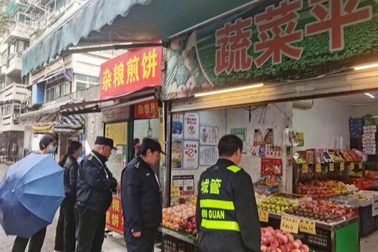 为进一步规范辖区沿街商户门头店招,营造良好市容市貌。近日,大光路街道城管联合执法局、城市治理公众委员、城市治理志愿者,共同开展门头店招专项整治行动。