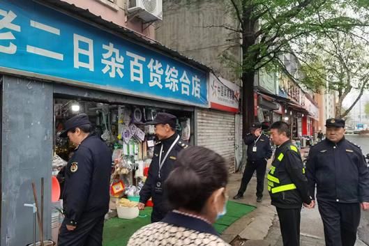 此次行动出动执法队员40余人,共计清理超期、陈旧破损的门头店招20余处。