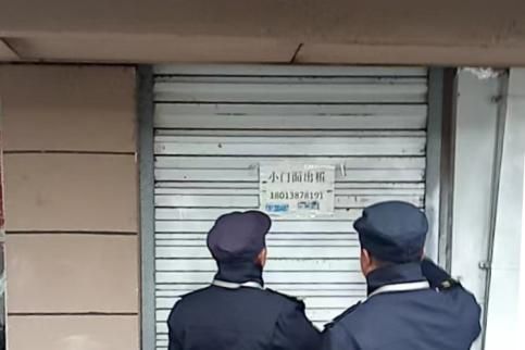 为维护市容市貌,提高城市管理水平。近日,南京月牙湖街道城管部联合综合行政执法局与城市治理公众委员,对辖区内的非法小广告进行集中清理。