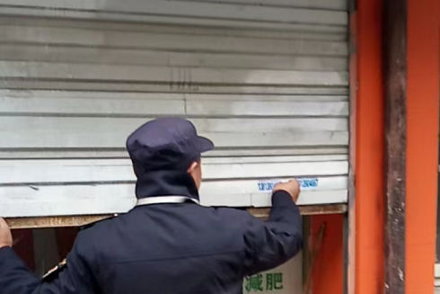 清理过程中,执法人员用工具铲除小广告,并将其残留的污渍清洗干净。整个清除过程,执法人员格外注意周边环境和设施的保护,把此次行动对市民生活造成的影响降到最低。
