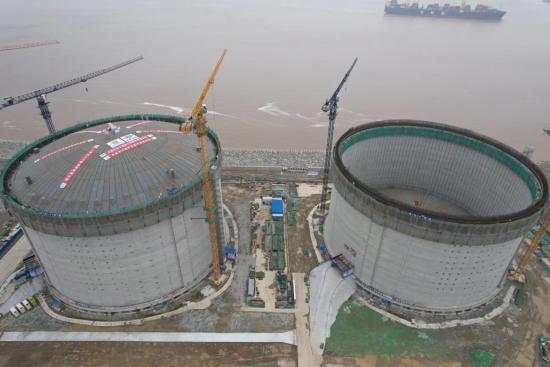 4月29日,由中国化学工程第十四建设有限公司承建的上海LNG站线扩建项目接收站22万立方米大型液化天然气储罐气压升顶作业成功。